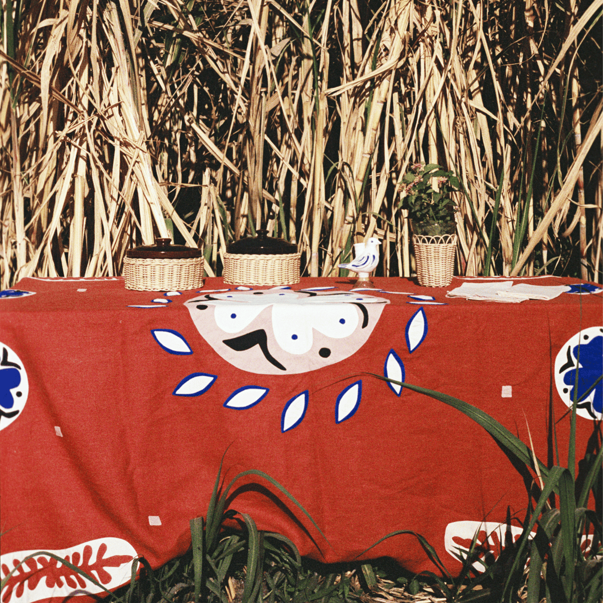 Rosetta Hand-Applique Linen Tablecloth